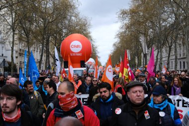 Halk, Fransa 'nın orta kesimindeki Paris' teki emeklilik sistemini yenileme planlarına karşı gerçekleştirilen ulusal greve katılmak için merkez caddelerde toplandı..