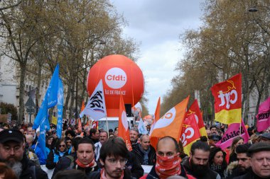 Halk, Fransa 'nın orta kesimindeki Paris' teki emeklilik sistemini yenileme planlarına karşı gerçekleştirilen ulusal greve katılmak için merkez caddelerde toplandı..