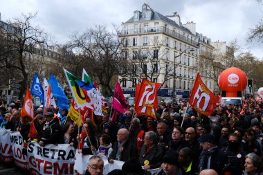 Halk, Fransa 'nın orta kesimindeki Paris' teki emeklilik sistemini yenileme planlarına karşı gerçekleştirilen ulusal greve katılmak için merkez caddelerde toplandı..