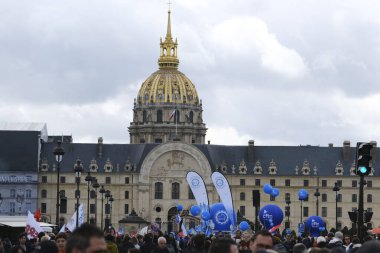Halk, Fransa 'nın orta kesimindeki Paris' teki emeklilik sistemini yenileme planlarına karşı gerçekleştirilen ulusal greve katılmak için merkez caddelerde toplandı..