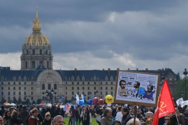 Halk, Fransa 'nın orta kesimindeki Paris' teki emeklilik sistemini yenileme planlarına karşı gerçekleştirilen ulusal greve katılmak için merkez caddelerde toplandı..