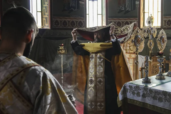 Ortodoksiset Uskolliset Osallistuvat Jeesuksen Kristuksen Todistuksen Seremoniaan Ortodoksisena Pitkäperjantaina Platyssa — kuvapankkivalokuva