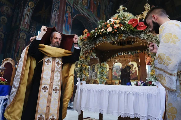 Een Orthodoxe Priester Neemt Deel Aan Een Ceremonie Van Depositie — Stockfoto