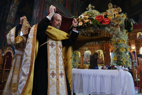 Prêtre Orthodoxe Participe Une Cérémonie Déposition Jésus Christ Vendredi Saint — Photo