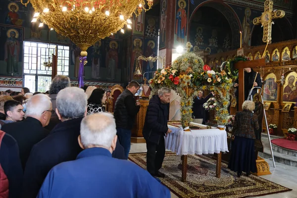 Православні Християни Цілують Епітафа Перед Обрядом Ісуса Христа Святу Православну — стокове фото