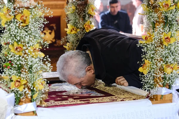 Orthodoxe Gläubige Küssen Einen Epitaph Vor Der Zeremonie Der Kreuzabnahme — Stockfoto