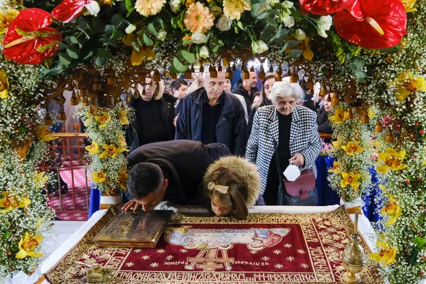 Православні Християни Цілують Епітафа Перед Обрядом Ісуса Христа Святу Православну — стокове фото