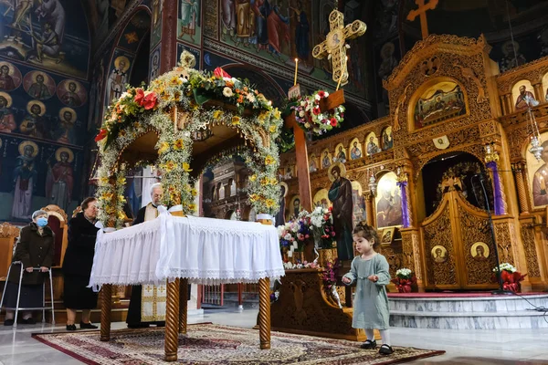 Orthodoxe Gläubige Küssen Einen Epitaph Vor Der Zeremonie Der Kreuzabnahme — Stockfoto