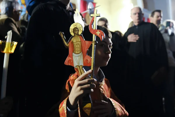 Православний Християнський Поклонник Тримає Свічки Під Час Великодня Церкві Святого — стокове фото
