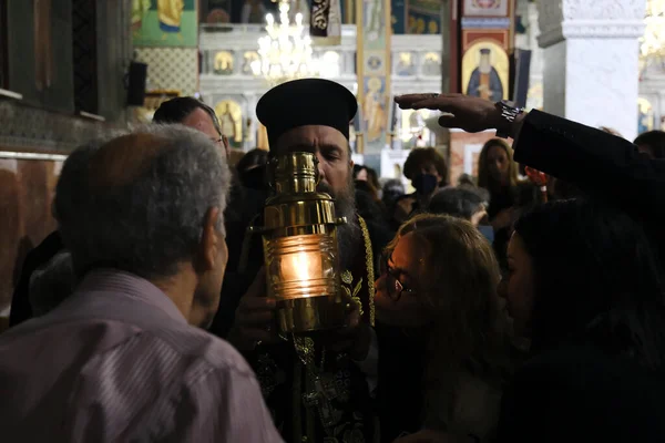 Православный Священник Несет Котел Святым Огнем Привезенным Иерусалима Церкви Святого — стоковое фото
