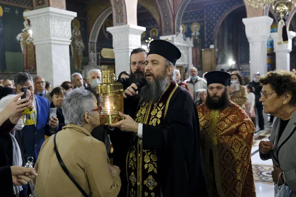 Een Orthodoxe Priester Draagt Een Ketel Met Heilig Vuur Meegebracht — Stockfoto