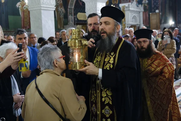 Ein Orthodoxer Priester Trägt April 2023 Einen Aus Jerusalem Mitgebrachten — Stockfoto