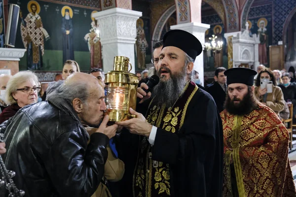 Een Orthodoxe Priester Draagt Een Ketel Met Heilig Vuur Meegebracht — Stockfoto