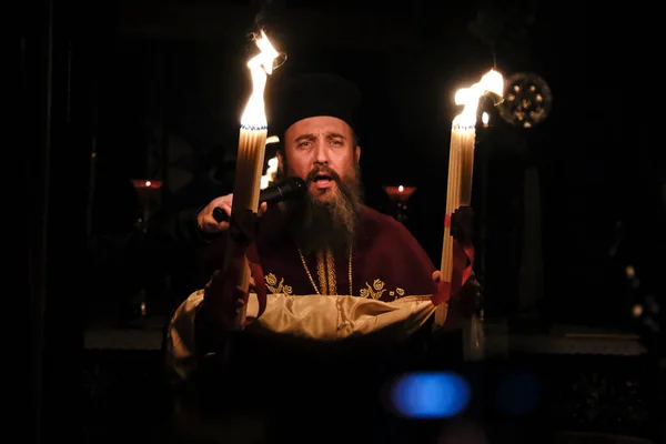 Sacerdote Cristão Ortodoxo Mantém Velas Durante Uma Missa Vigília Páscoa — Fotografia de Stock