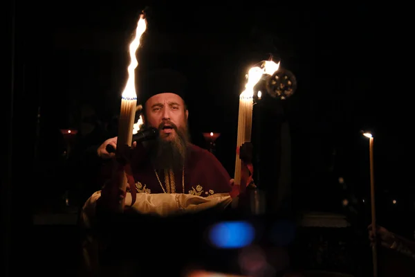 Православный Христианский Священник Проводит Свечи Время Пасхальной Мессы Церкви Святого — стоковое фото