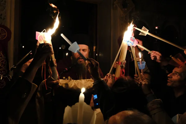 Ortodoxní Křesťanský Kněz Pořádá Svíčky Při Velikonoční Mši Kostele Jiří — Stock fotografie