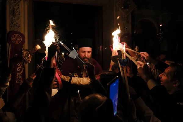 Ortodoksinen Kristitty Pappi Pitää Kynttilöitä Pääsiäisjuhlan Aikana Pyhän Yrjön Kirkossa — kuvapankkivalokuva