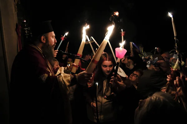 Ortodoksinen Kristitty Pappi Pitää Kynttilöitä Pääsiäisjuhlan Aikana Pyhän Yrjön Kirkossa — kuvapankkivalokuva