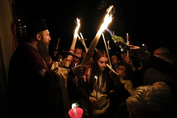 Ortodox Keresztény Pap Gyertyákat Tart Húsvéti Virrasztás Során Szent György — Stock Fotó
