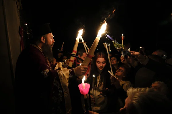 Orthodoxe Christelijke Priester Houdt Kaarsen Tijdens Een Paasvigiele Mis Kerk — Stockfoto