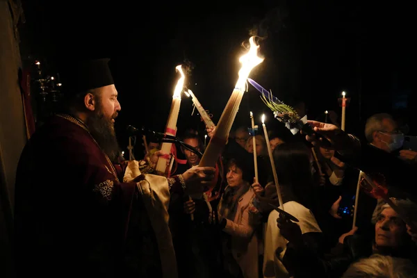 Orthodoxer Christlicher Priester Hält Kerzen Während Einer Osternachtsmesse Der Kirche — Stockfoto