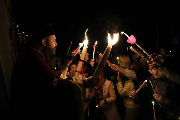 정교회의 기독교 사제는 2023 그리스 아테네에 교회에서 부활절 촛불을 — 스톡 사진