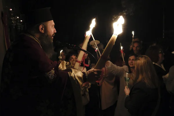 Православний Християнський Священик Тримає Свічки Під Час Великодня Церкві Святого — стокове фото