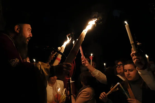 Orthodoxe Christelijke Priester Houdt Kaarsen Tijdens Een Paasvigiele Mis Kerk — Stockfoto