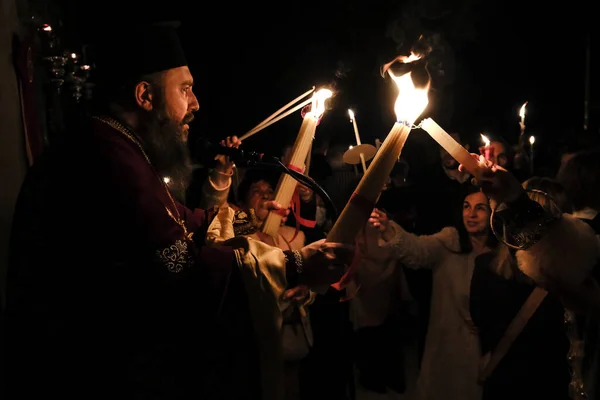 Православний Християнський Священик Тримає Свічки Під Час Великодня Церкві Святого — стокове фото
