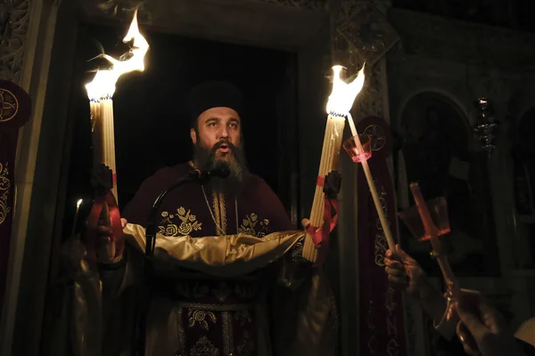 정교회의 기독교 사제는 2023 그리스 아테네에 교회에서 부활절 촛불을 — 스톡 사진