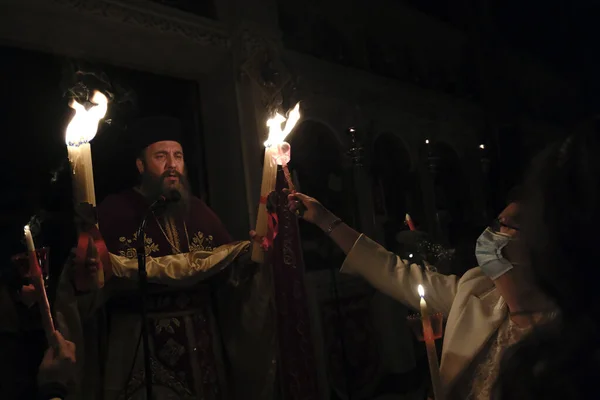 Ortodoxní Křesťanský Kněz Pořádá Svíčky Při Velikonoční Mši Kostele Jiří — Stock fotografie
