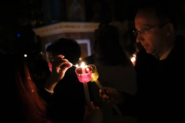 Ortodoxo Adorador Cristiano Celebra Velas Durante Una Misa Vigilia Pascua —  Fotos de Stock
