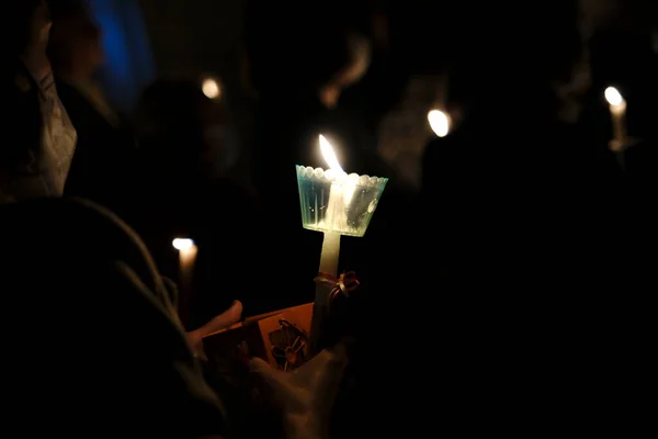 2023年4月15日 在希腊雅典圣乔治教堂举行的复活节守夜弥撒上 东正教的礼拜者手持蜡烛 — 图库照片