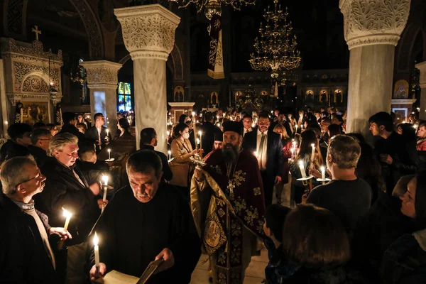 정교회의 기독교 숭배자는 2023 그리스 아테네에 교회에서 부활절 대미사 촛불을 — 스톡 사진