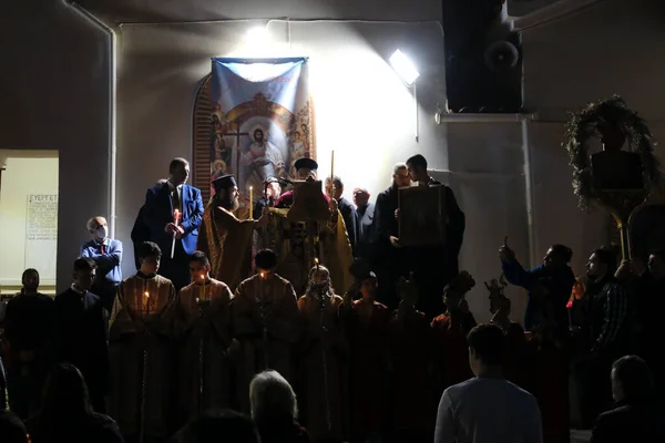 Ortodoxní Křesťan Uctívač Drží Svíčky Během Velikonoční Bdění Mše Kostele — Stock fotografie