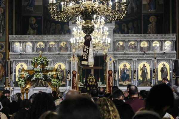 Православний Християнський Поклонник Під Час Великодня Церкві Святого Георгія Афінах — стокове фото