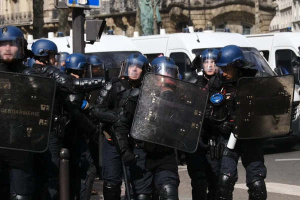 Polizia Antisommossa Scontrata Con Manifestanti Durante Una Manifestazione Uno Sciopero — Foto Stock
