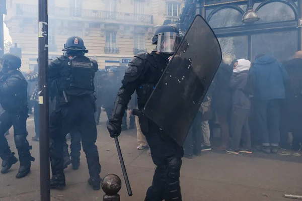 2023年4月6日 巴黎市中心一场反对政府改革养老金制度计划的全国罢工期间 防暴警察与抗议者发生了冲突 — 图库照片