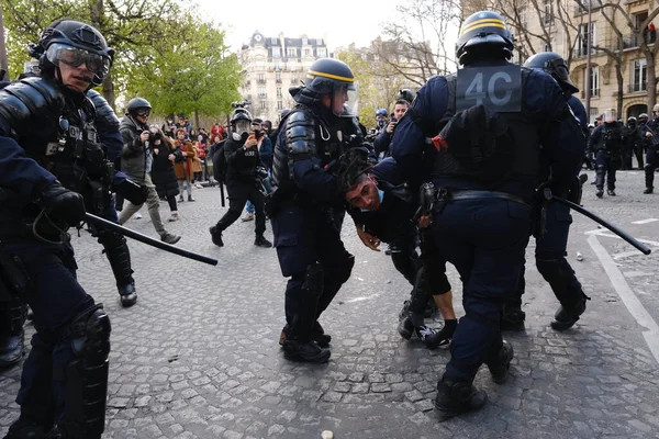 暴動警察は 2023年4月6日にフランスのパリ中央部で年金制度を改正する政府の計画に対する全国ストライキのデモ中に抗議者と衝突した — ストック写真