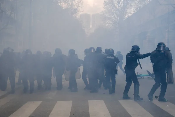 Policía Antidisturbios Enfrentó Con Manifestantes Durante Una Manifestación Una Huelga — Foto de Stock