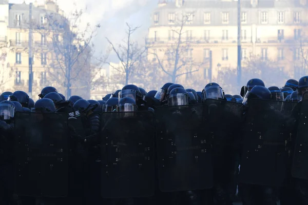 Polizia Antisommossa Scontrata Con Manifestanti Durante Una Manifestazione Uno Sciopero — Foto Stock