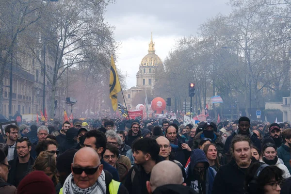 2023年4月6日 フランス中央部の年金制度を改正する政府の計画に対する全国的なストライキに参加するために 人々は中央通りに集まります — ストック写真