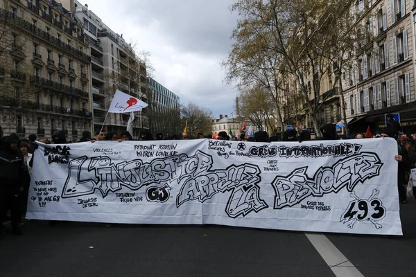 2023年4月6日 フランス中央部の年金制度を改正する政府の計画に対する全国的なストライキに参加するために 人々は中央通りに集まります — ストック写真