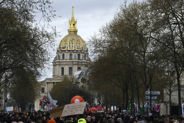 Halk, Fransa 'nın orta kesimindeki Paris' teki emeklilik sistemini yenileme planlarına karşı gerçekleştirilen ulusal greve katılmak için merkez caddelerde toplandı..