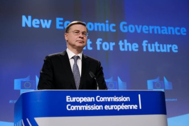 AB Komisyon Üyeleri Valdis Dombrovski ve Paolo Gentiloni, 26 Nisan 2023 'te Belçika' nın Brüksel kentinde düzenlenen AB ekonomik yönetim çerçevesinin gözden geçirilmesi konulu basın toplantısında konuştular..