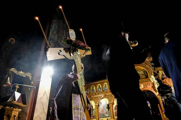 Sacerdote Carrega Santa Cruz Durante Cerimônia Especial Crucificação Jesus Cristo — Fotografia de Stock