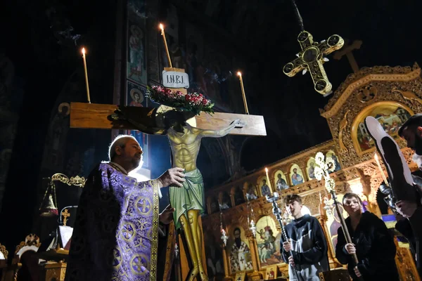 Священик Несе Святий Хрест Під Час Спеціальної Церемонії Розп Яття — стокове фото