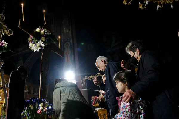 참관자들은 2023 그리스 플랫의 정교회에서 그리스도의 십자가형을 의식에 — 스톡 사진