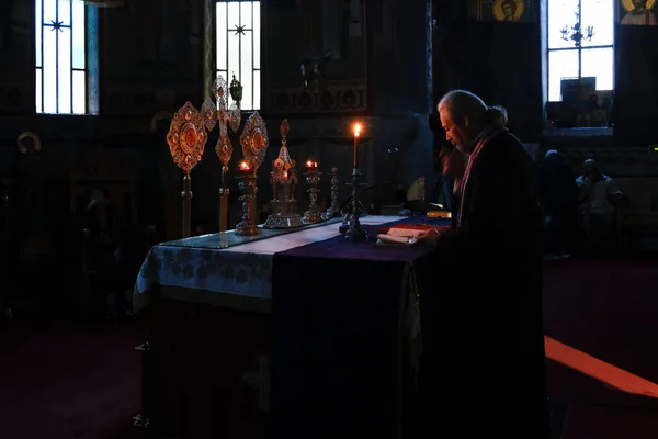 사제가 2023 그리스의 플랫에 정교회에서 그리스도의 십자가에 의식에 참석하고 — 스톡 사진
