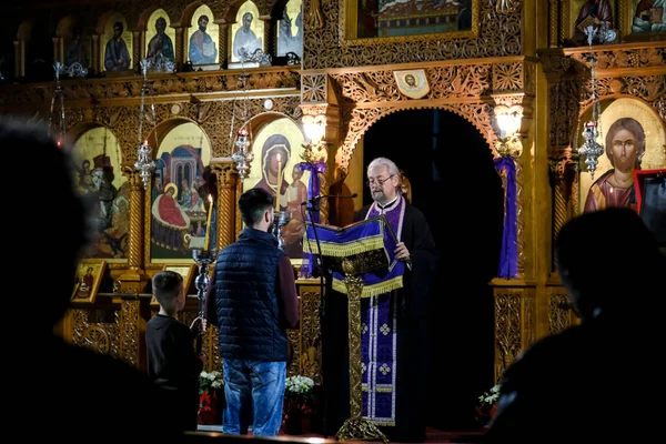사제가 2023 그리스의 플랫에 정교회에서 그리스도의 십자가에 의식에 참석하고 — 스톡 사진